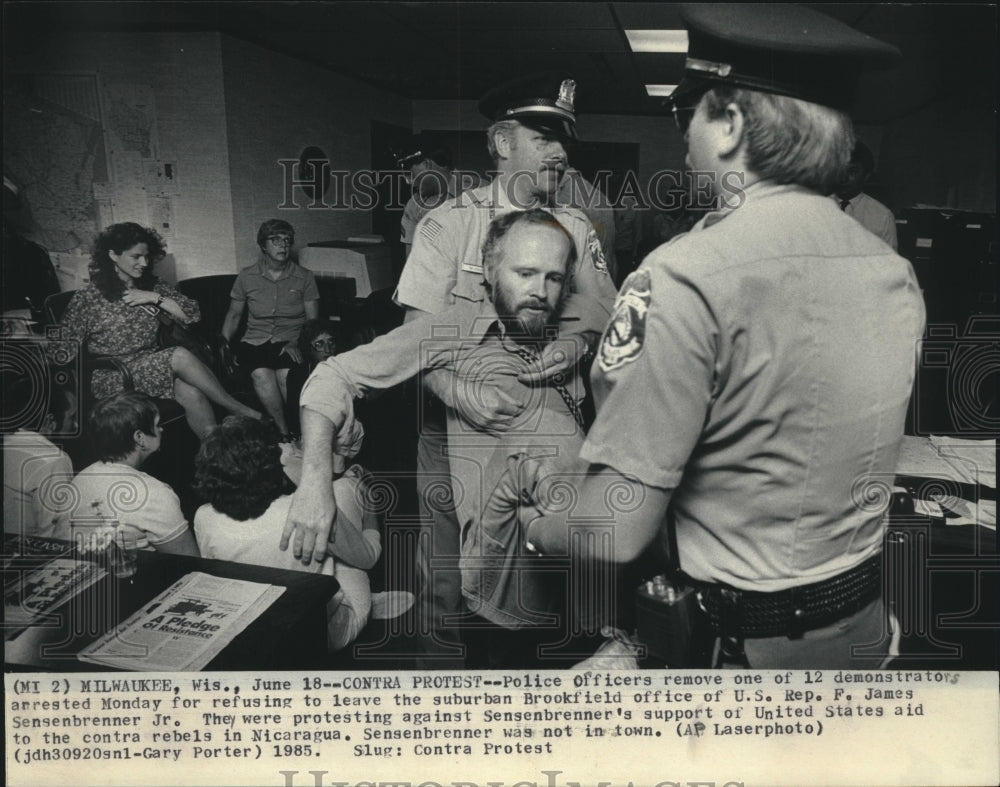 1985 Press Photo Police Remove Protester From James Sensenbrenner&#39;s Office - Historic Images