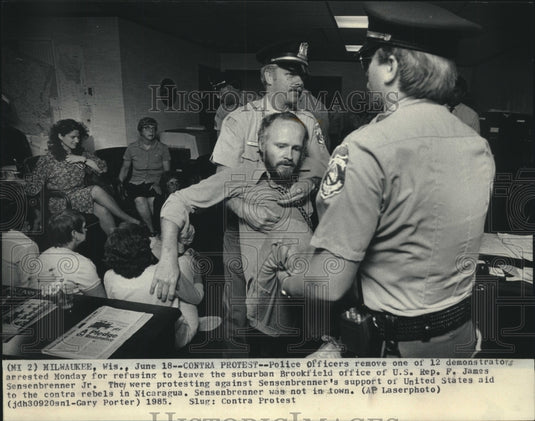 1985 Press Photo Police Remove Protester From James Sensenbrenner's Office - Historic Images
