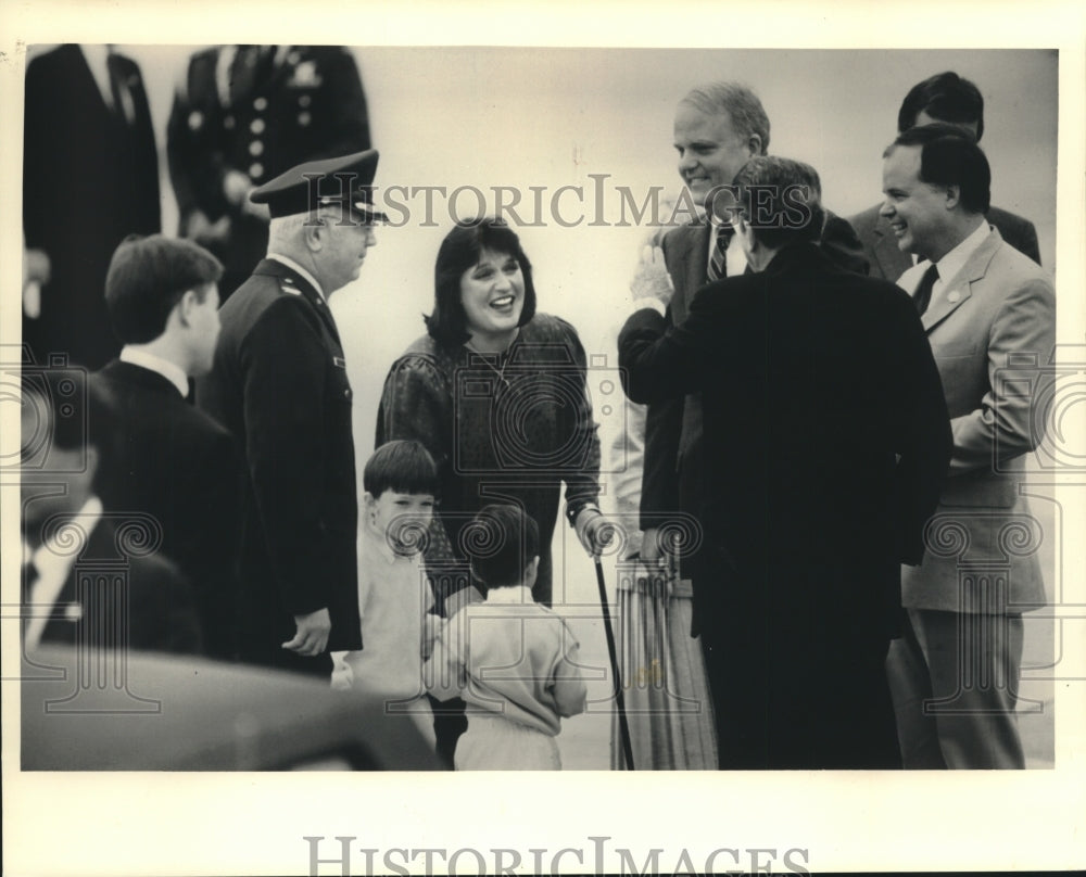 1987 Press Photo President Reagan Is Greeted By The Sensenbrenners in Milwaukee - Historic Images