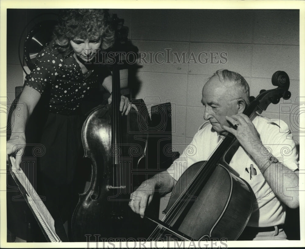1986 Press Photo Rev. Richard Selway learning new music with Lois Hahn's help.- Historic Images