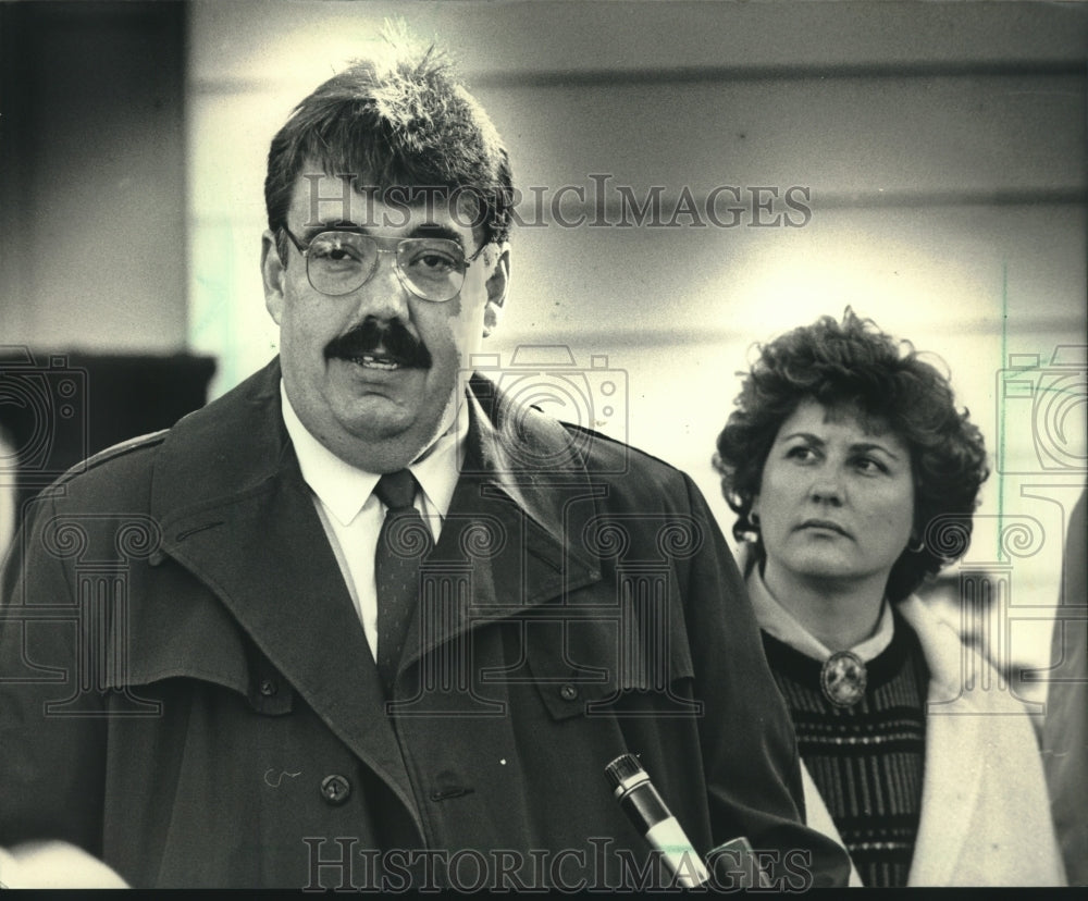 1987 Press Photo David F. Schulz, county executive candidate & his wife, Jo Ann - Historic Images