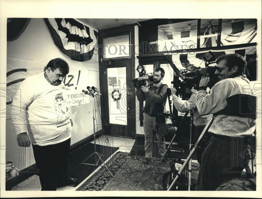 1988, Dave Schulz in front of cameramen, Milwaukee - mjc21470 - Historic Images