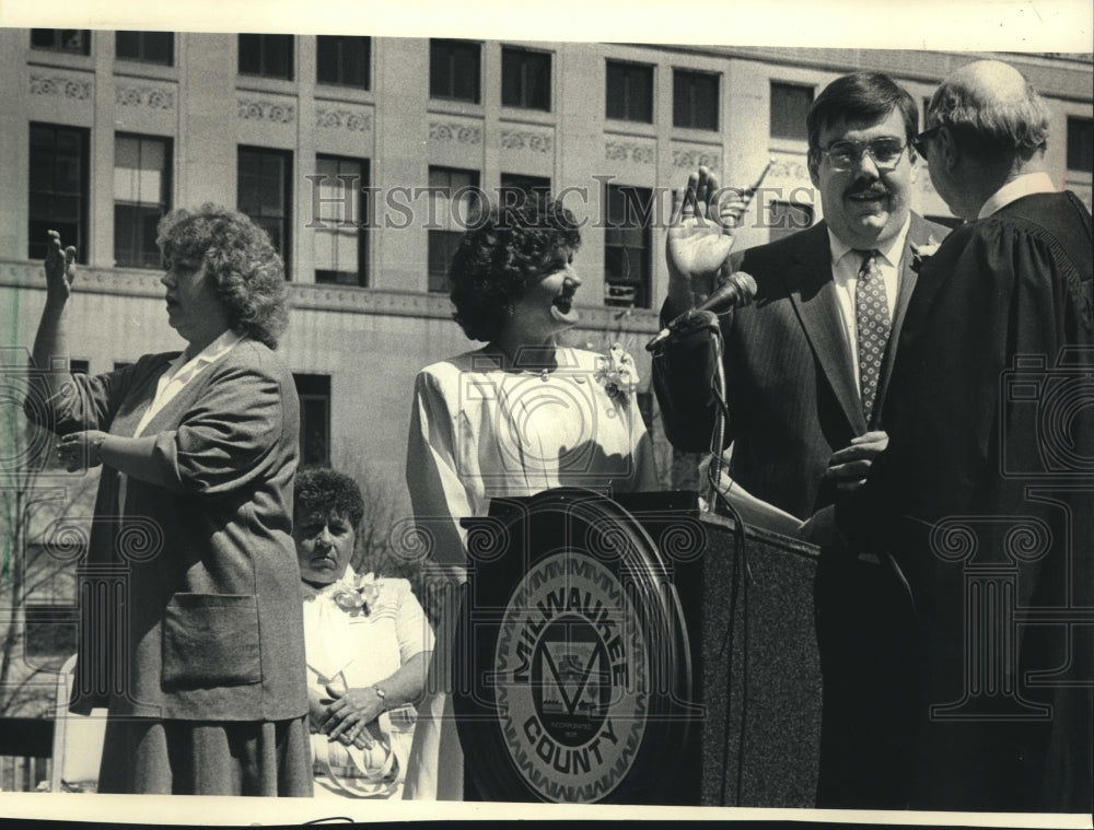 1988 David Schulz, wife, interpreter, Judge, at ceremony, Milwaukee. - Historic Images