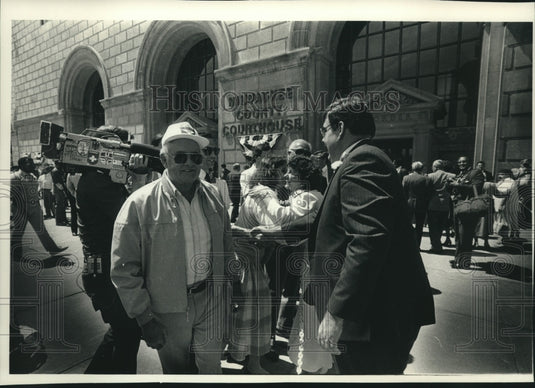 1988 David Schulz, wife greet people at inauguration in square. - Historic Images