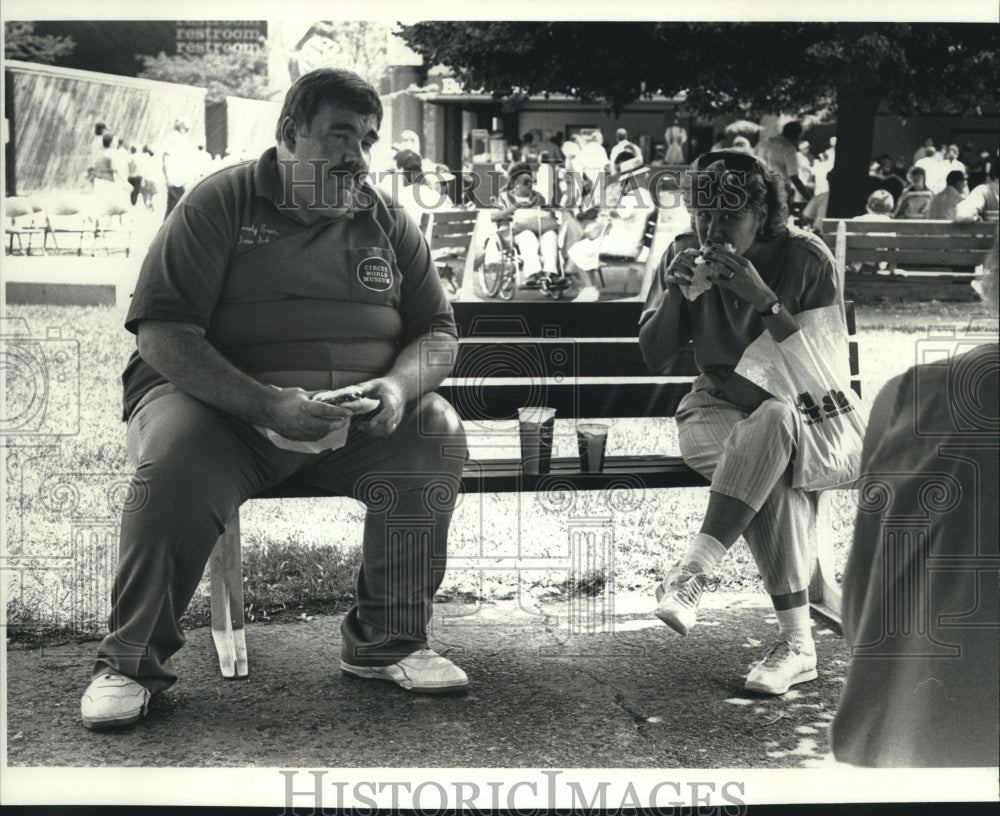 1990 Press Photo Dave Schulz, wife eating sandwich at state fair, Wisconsin. - Historic Images