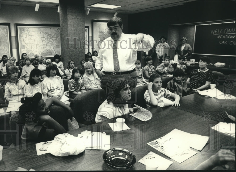 1988 Press Photo David Schulz Answers Questions From Oak Creek Fourth Graders - Historic Images