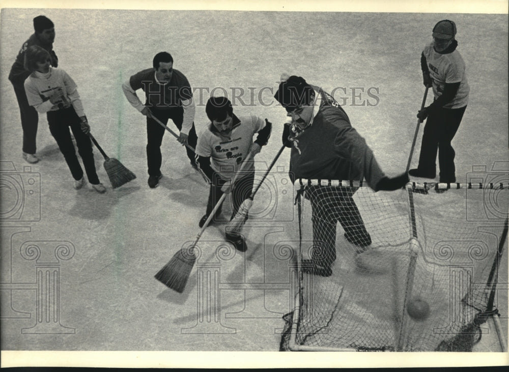 1986 Press Photo David F. Schulz Plays Goalie During Match at Mall in Wauwatosa - Historic Images