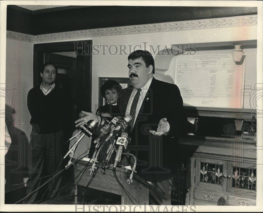 1988 David Schulz Speaks To Reporters In Rebholz Home in Milwaukee-Historic Images