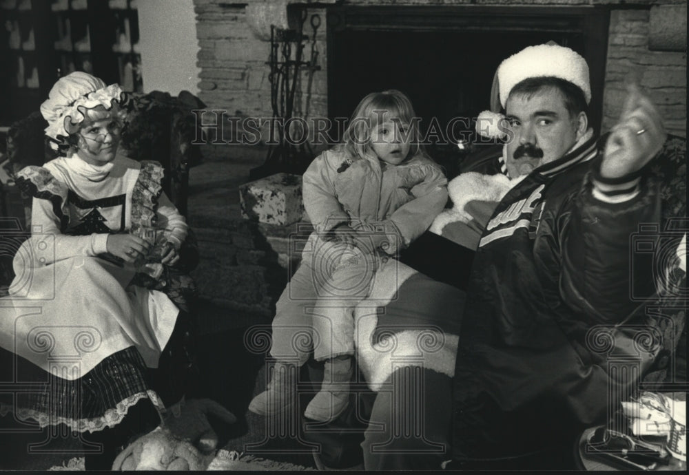 1991 Santa David Schulz With Jennifer Kulinski And Jennifer Goulee - Historic Images