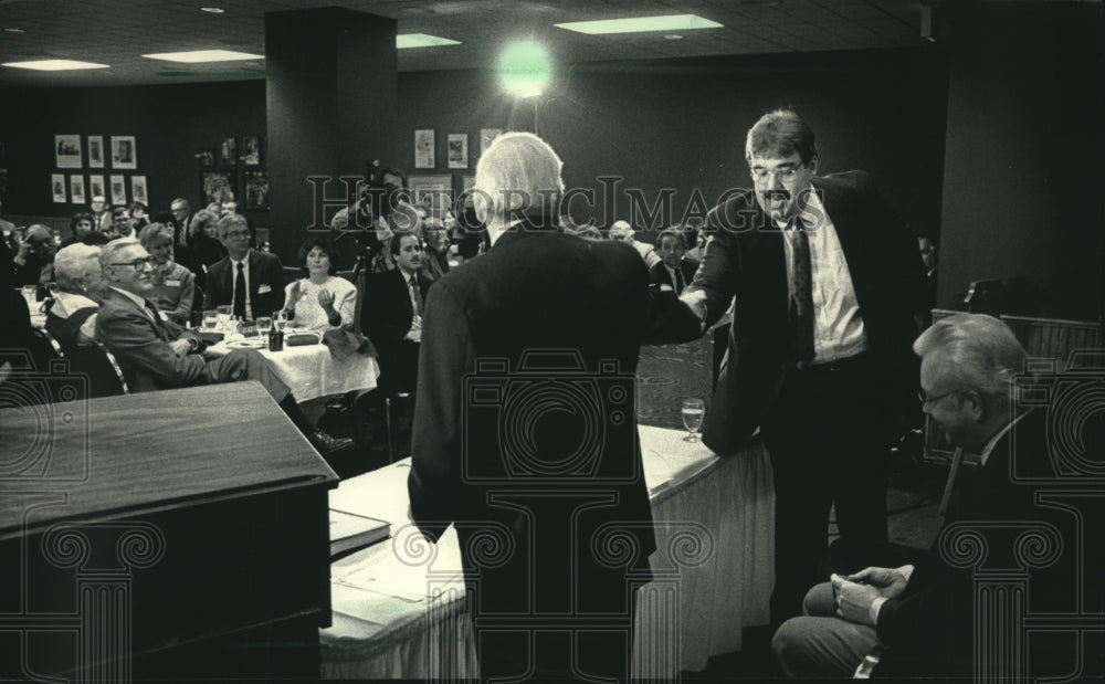 1988 Press Photo David F. Schulz and O'Donnell Shook Hands After Debate - Historic Images