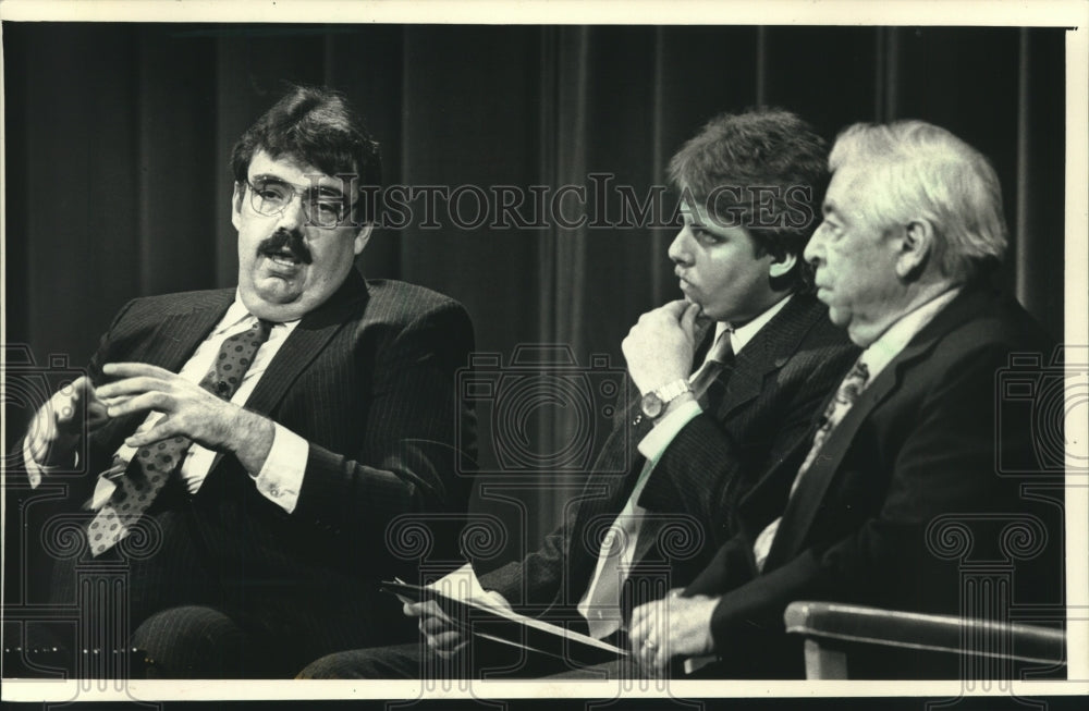 1988 Press Photo David Schulz Speaks With Others In Meeting - mjc21496 - Historic Images