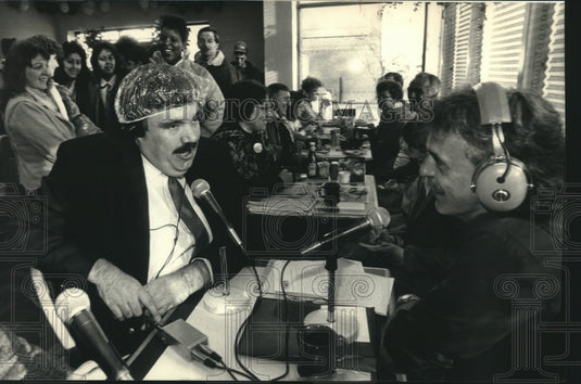 1988, David Schulz Dons Shower Cap-campaign interview with reporter - Historic Images