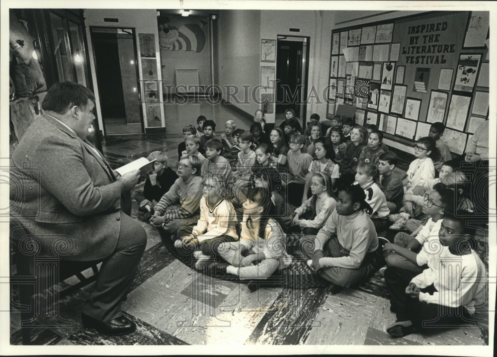 1989, County Executive David Schulz reading to students, Wisconsin - Historic Images