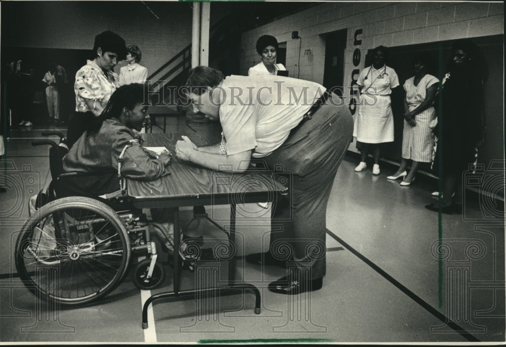 1988 Press Photo County Executive David Schulz at Goodwill Industries, Milwaukee - Historic Images