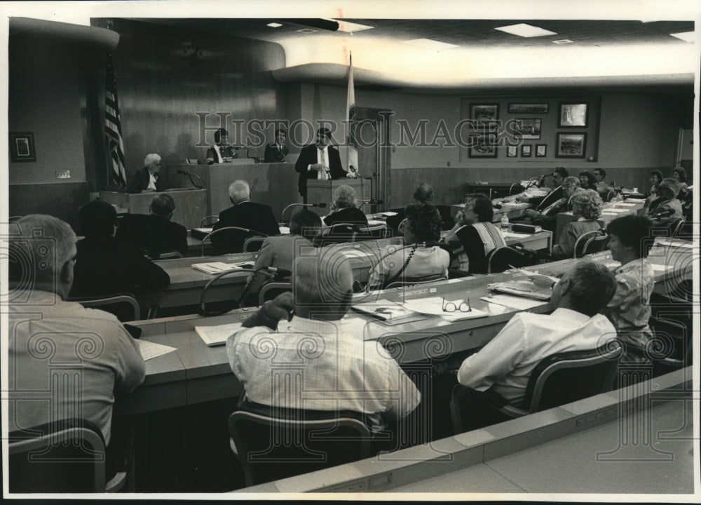1988 Press Photo Milwaukee County Executive David Schulz speech Waukesha County - Historic Images