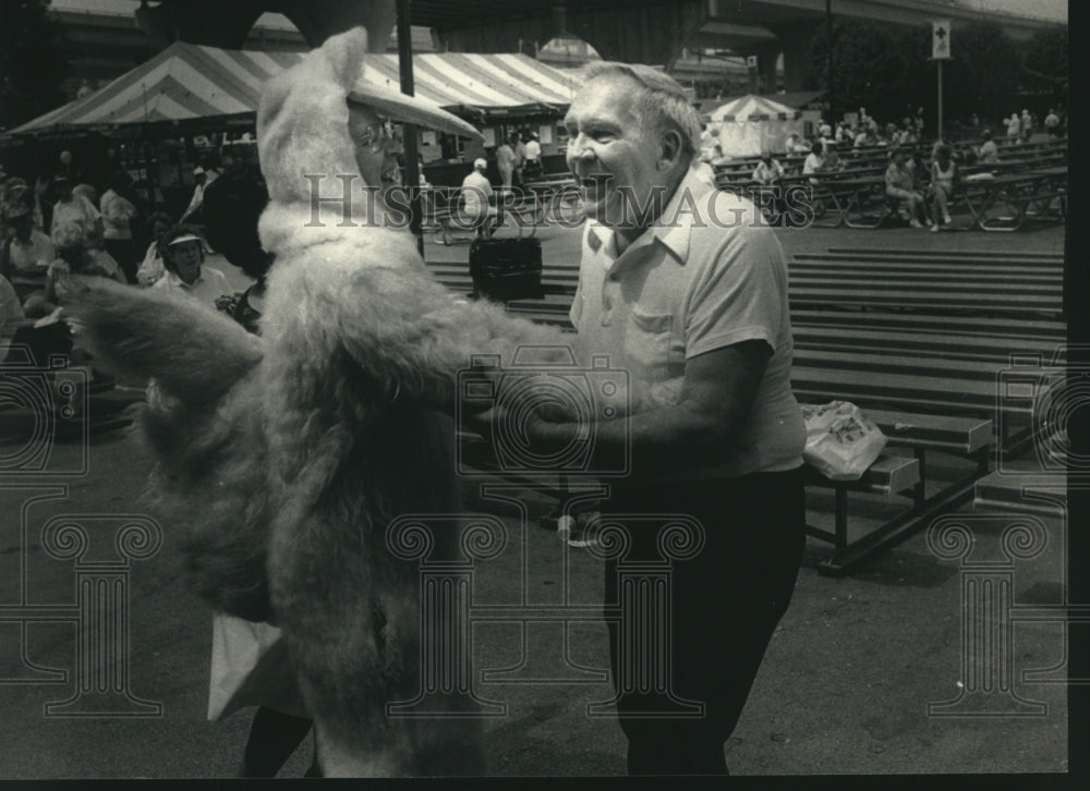 1988, Sunni the bird dances with Hal Myers at Seniorfest in Milwaukee - Historic Images