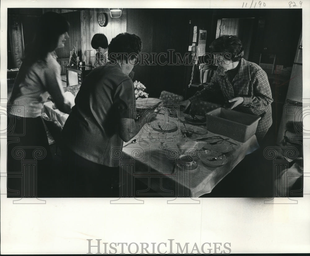1976, Senn family women clear table after meal with President Ford - Historic Images