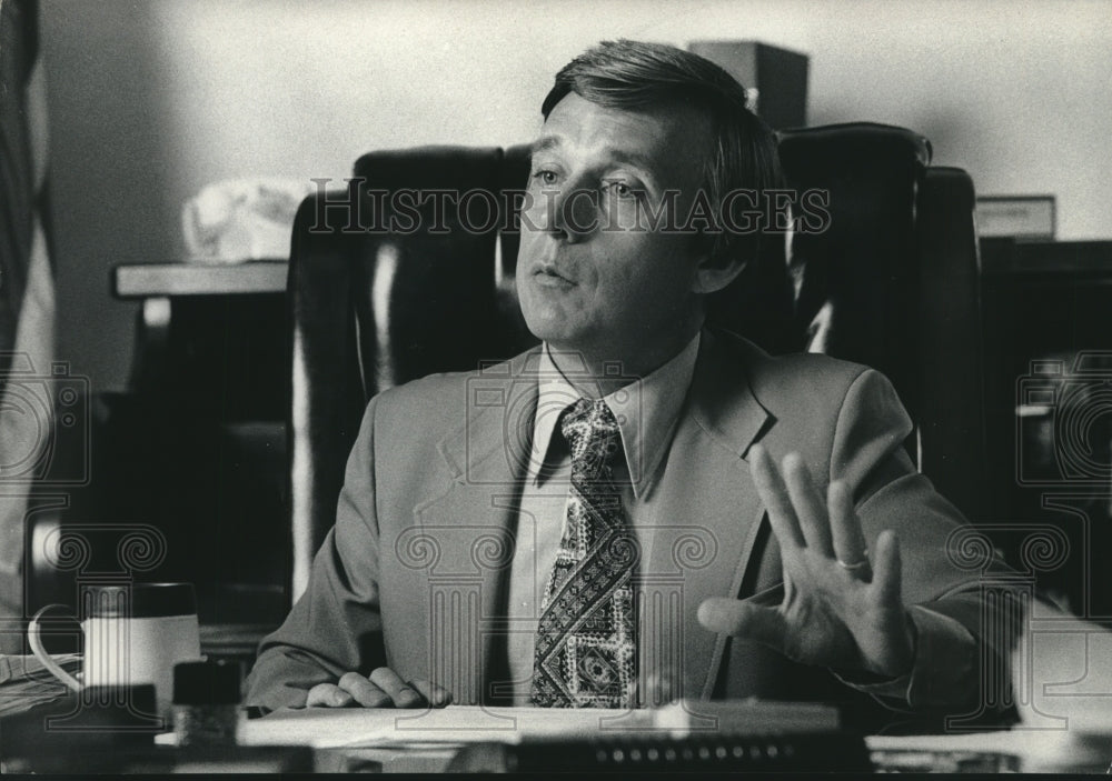 1977 Press Photo Acting Governor Of Wisconsin Martin Schreiber Speaks From Desk - Historic Images