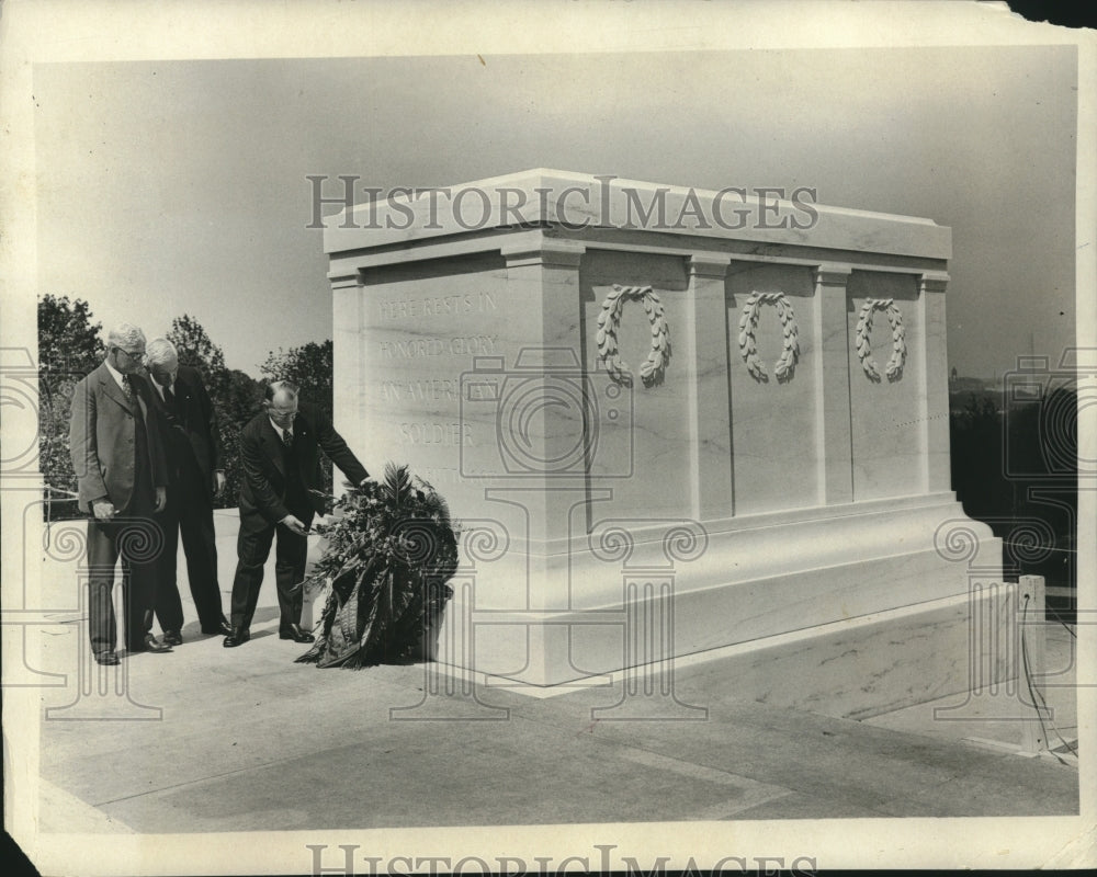 1932 Press Photo Men place wreath on Arlington National Cemetery memorial - Historic Images
