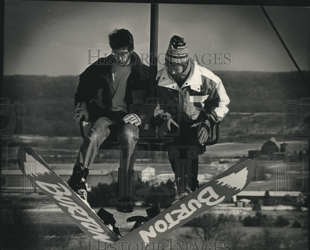 1989 Press Photo Snowboarders on the chairlift at New Sunburst - mjc21562 - Historic Images