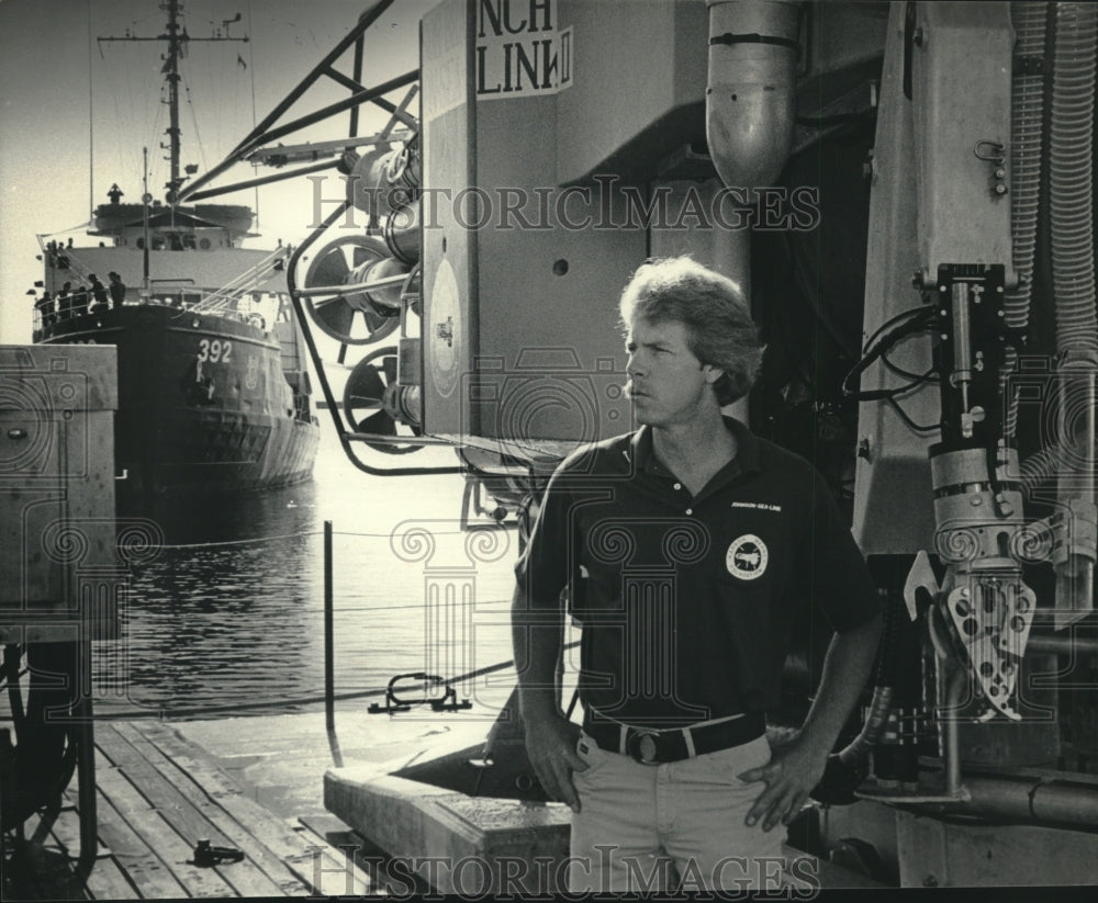 1985 Press Photo Larry Boyer standing on dock - mjc21565 - Historic Images