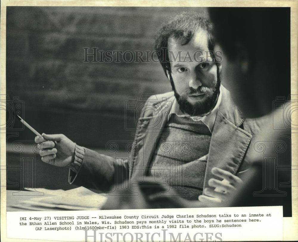 1982 Press Photo Circuit Judge Charles Schudson Visits Youth He Sentenced - Historic Images