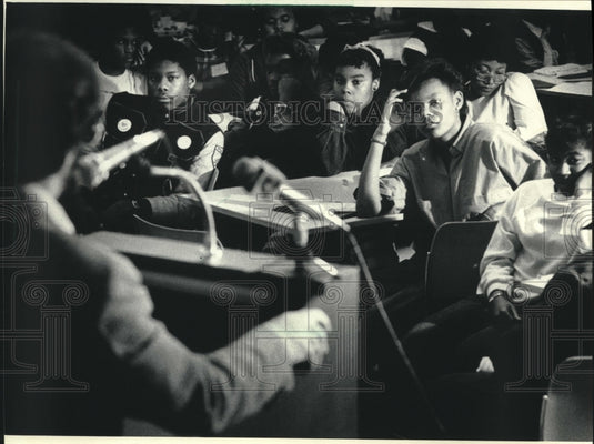 1985, Circuit Judge Charles Schudson Talks To Young People, Wisconsin - Historic Images