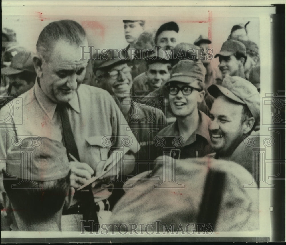 1966 Press Photo Lyndon B. Johnson Stops To Sign Autographs-Asian Tour - Historic Images