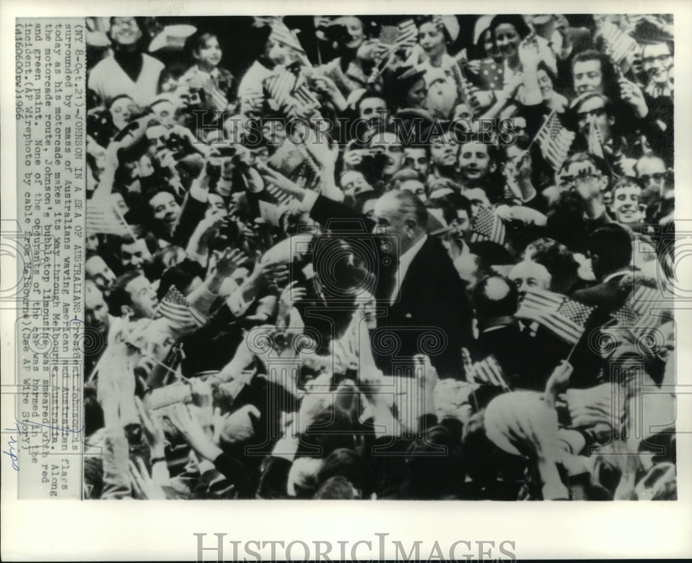 1966 Press Photo Pres. Johnson surrounded by a mass of Australians during visit - Historic Images