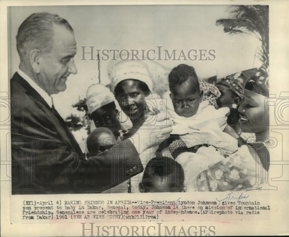 1961 Press Photo Lyndon Johnson Gives Fountain Pen Present To Baby In Senegal - Historic Images