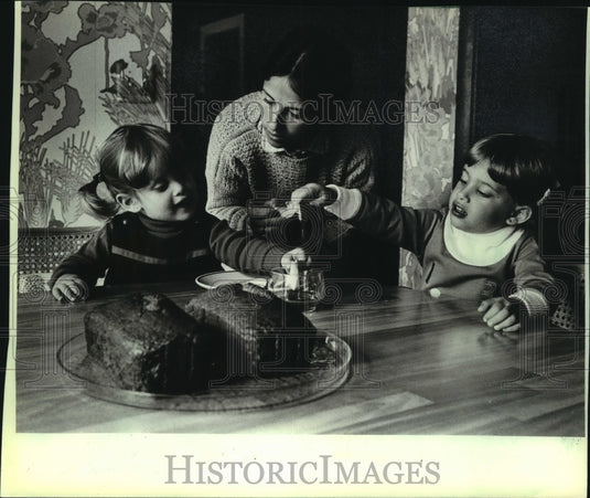 1981, Jeannette Peckerman And Daughters Dip Apples In Honey, Bayside - Historic Images