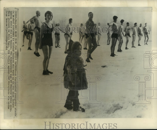 1964 Press Photo Soviet snow bathers warm up and a child in a fur coat, Russia - Historic Images