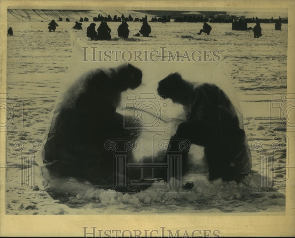 1984 Press Photo Fishermen Share Plastic Tent In Bitter Polar Cold In Russia - Historic Images