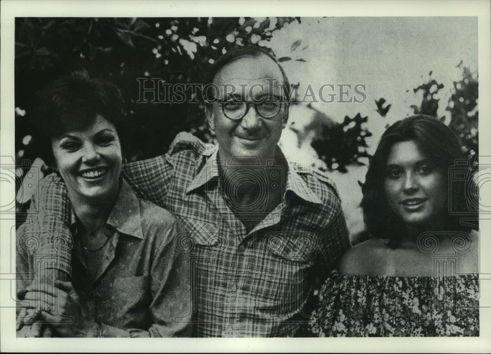 1977 Press Photo Neil Simon Smiles With Others - mjc21659 - Historic Images