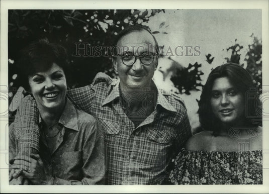 1977 Press Photo Neil Simon Smiles With Others - mjc21659 - Historic Images
