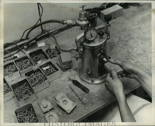 1952 Press Photo Man Makes Cast At Bristol Seamless Ring Company in New York - Historic Images