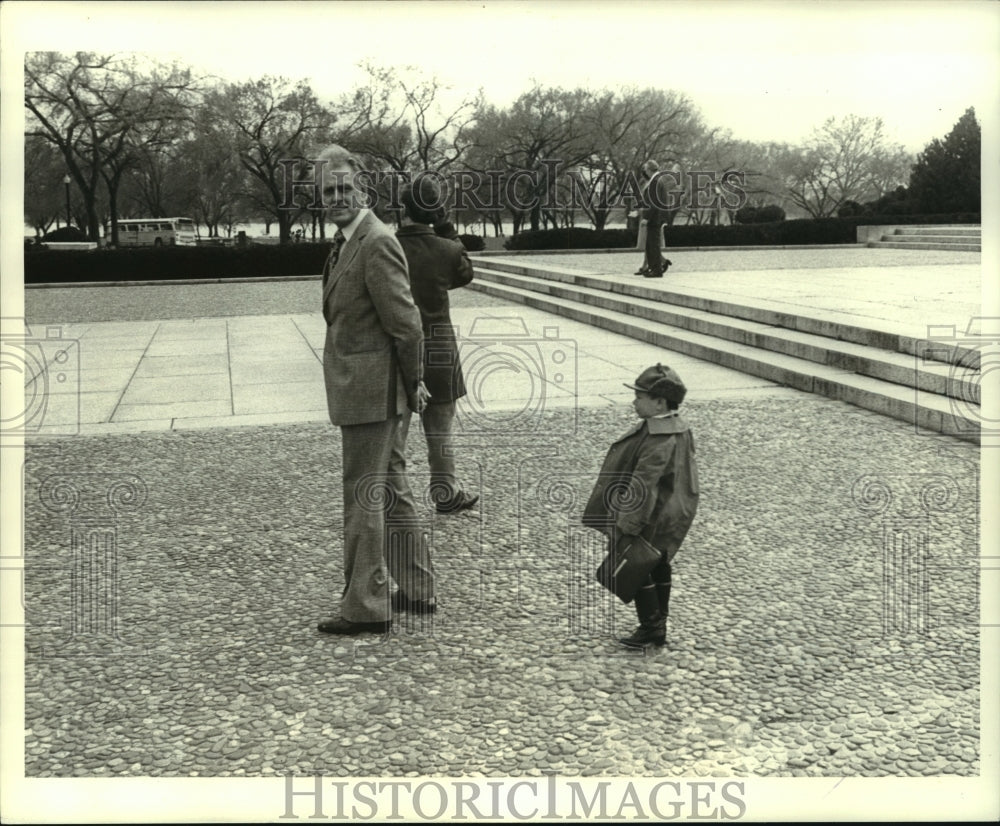 1973, Worlds smallest man, Mihaly Meszaros, at Lincoln Memorial - Historic Images