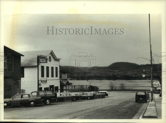 1994, The Trempealeau Hotel on the banks of the Mississippi river - Historic Images