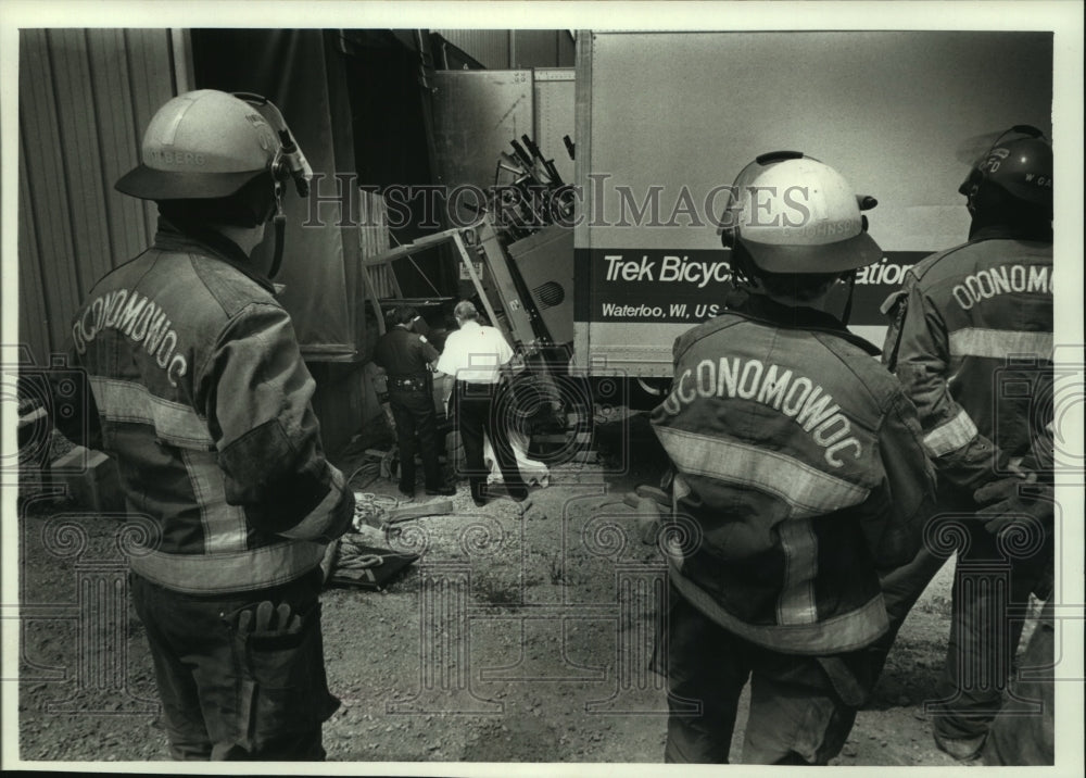 1990 Press Photo Rescue workers examine accident scene at Trek Bicycle Corp. - Historic Images