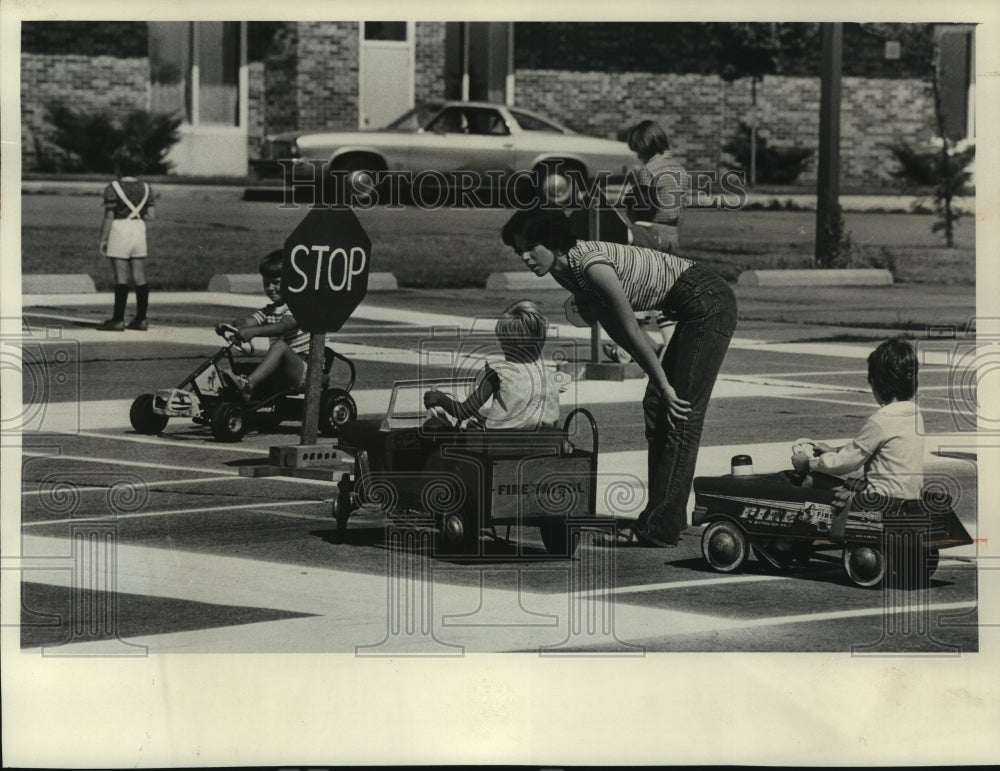 1976 Press Photo Bridgit Fahey instructs students in Cedarburg, WI Safety Town - Historic Images