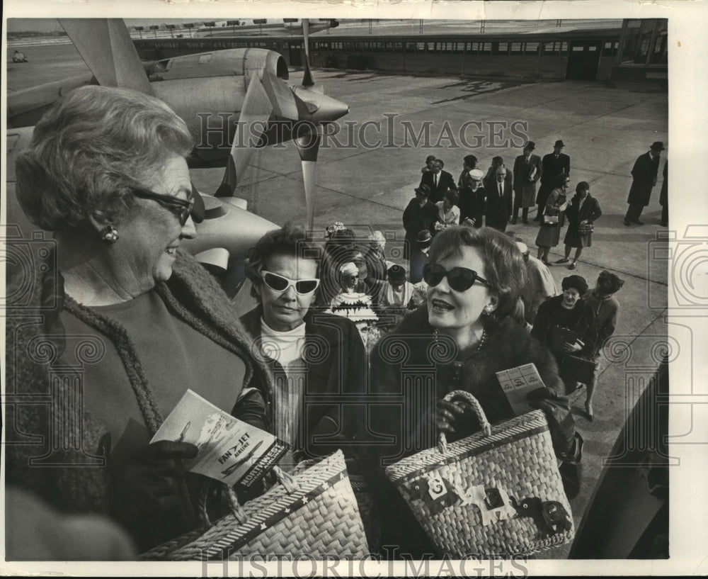 1965 Press Photo Mrs. Byron Ising With Mrs. Norris Krohn and Mrs. Warren Knowles - Historic Images