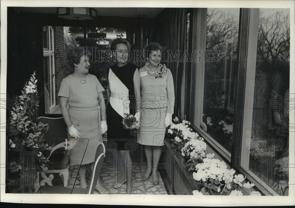 1967 Press Photo Mrs. Warren P. Knowles and others at University League tea - Historic Images