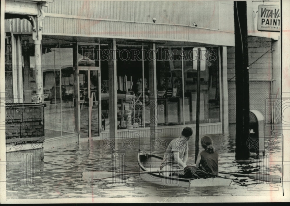 1964 Press Photo Couple in flooded section of Portsmouth, Virginia - mjc21766-Historic Images