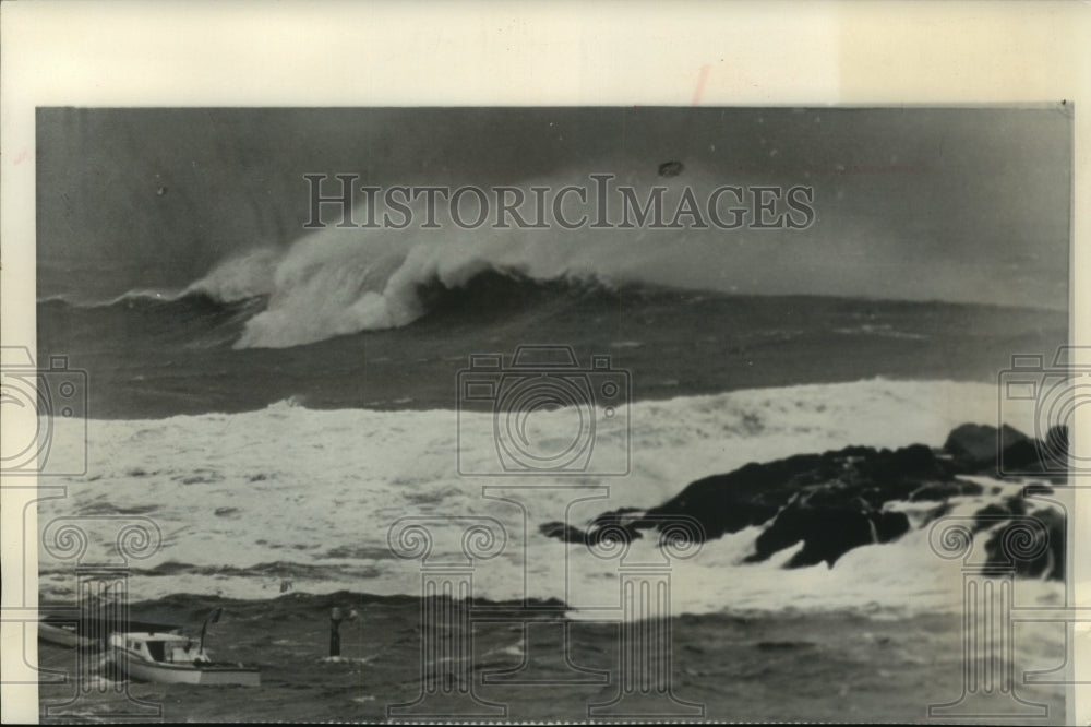 1962, Huge wave appears off coast of Maine - mjc21767 - Historic Images