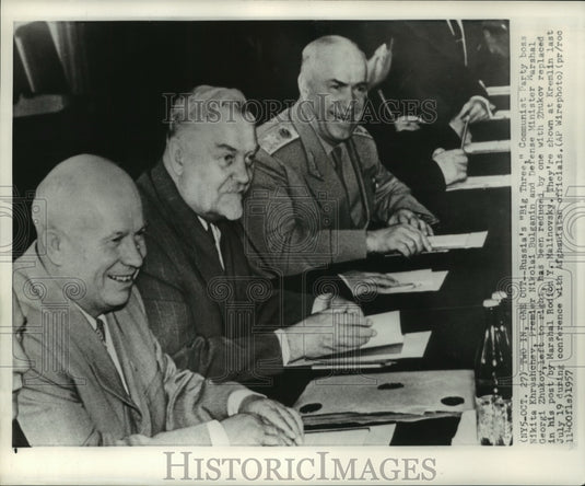 1957 Press Photo Nikita Khrushchev and other gov officials at Kremlin in Moscow - Historic Images
