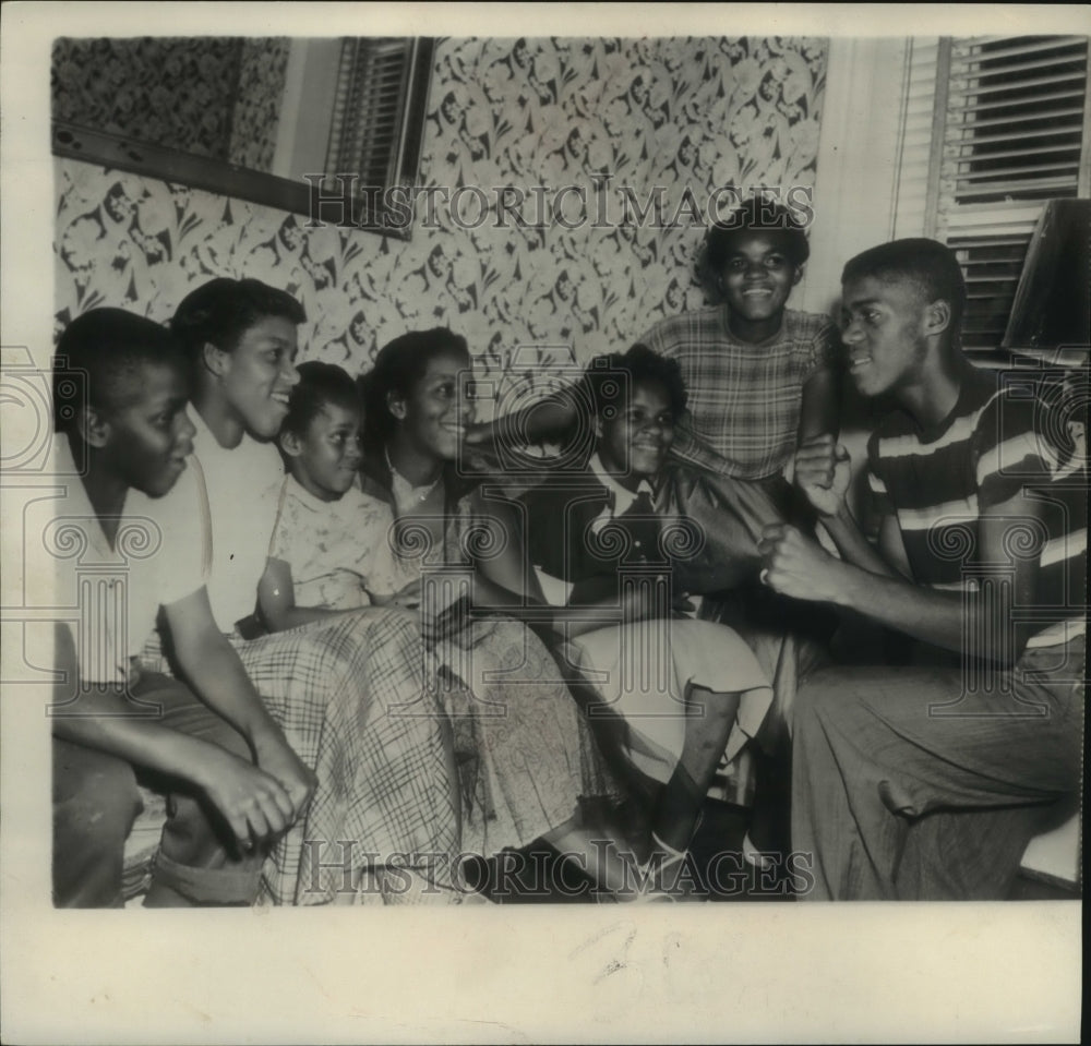 1951 Press Photo Boxing champ Joe Walcott's wife & children at their Camden home - Historic Images