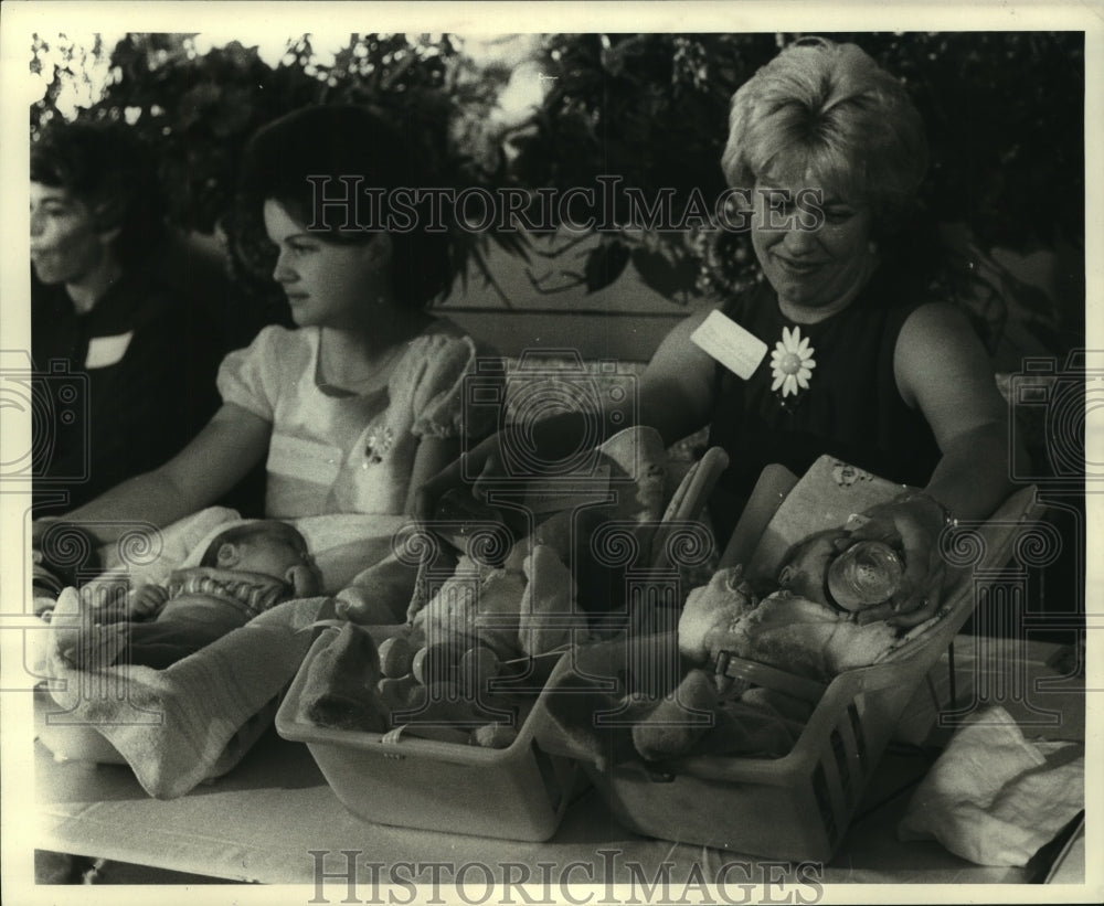 1969 Press Photo Moms feed hungry babies so they won&#39;t be hungry for audition - Historic Images