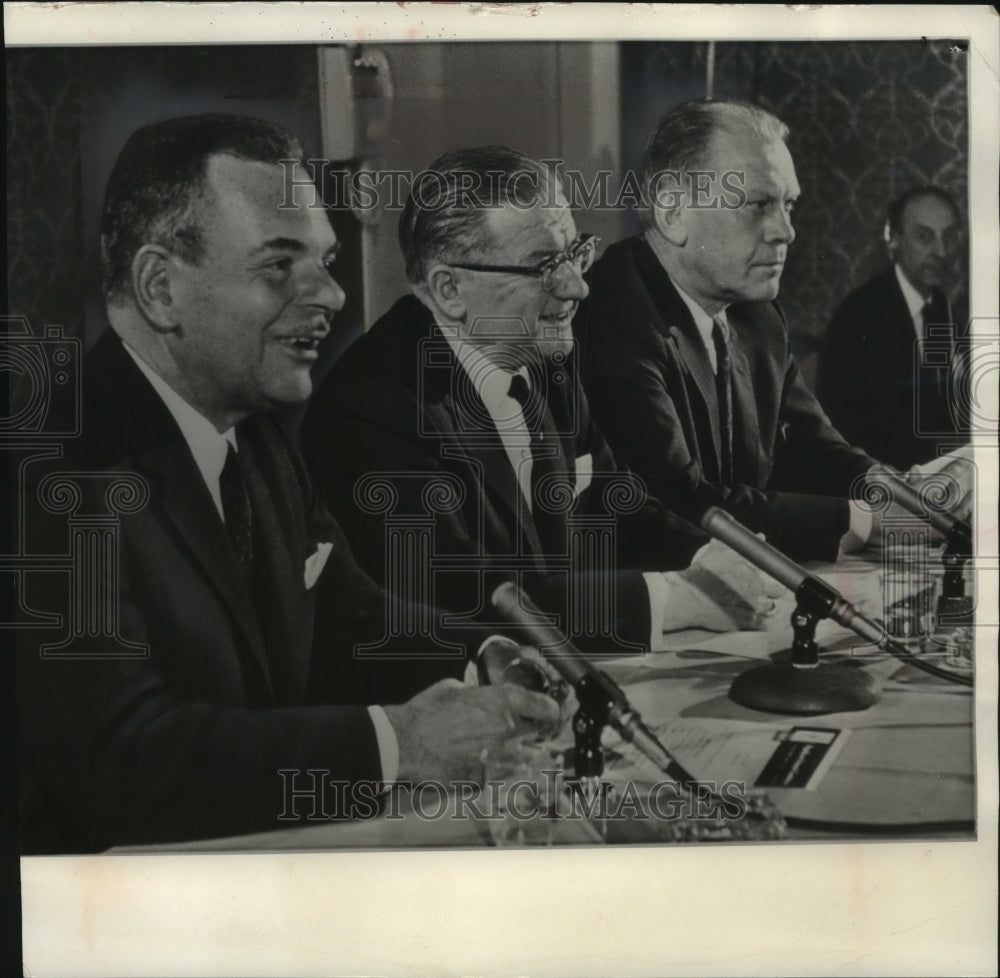 1966 Press Photo Republican Thomas E. Dewey with party officials in Washington. - Historic Images