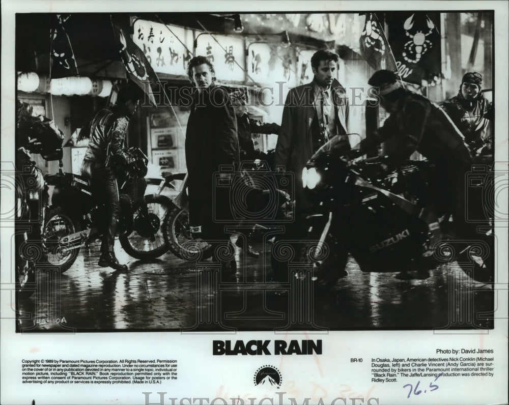 1989 Press Photo Stars of &quot;Black Rain&quot; are surrounded by Japanese bikers, Osaka.- Historic Images