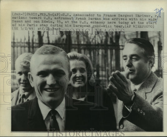 1969 Press Photo Sargent Shriver Motions Frank Borman With Wife And Son In Paris - Historic Images